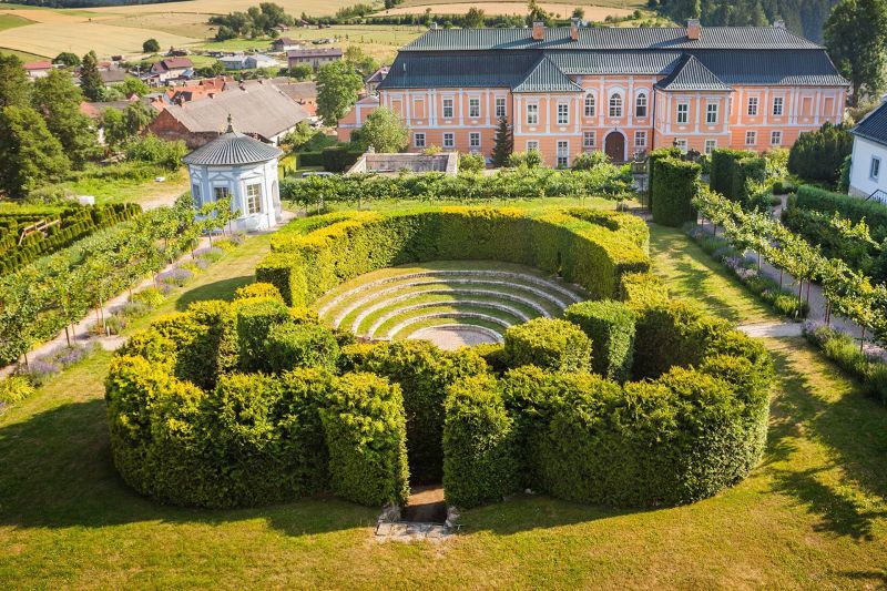 Rococo Kasteel Nové Hrady met kasteel tuinen